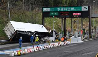 【事故】日本海東北道の料金所でトラック横転 現地画像まとめ