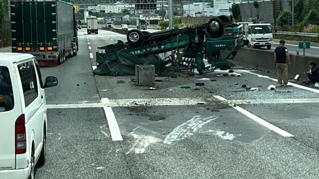 【事故】西名阪 藤井寺IC付近でトラック横転 現地の惨状画像まとめ