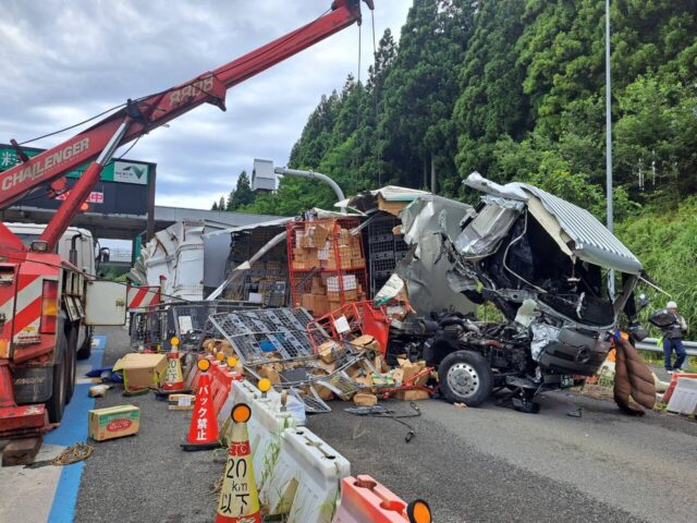 【事故】日本海東北道の料金所でトラック横転 現地画像まとめ