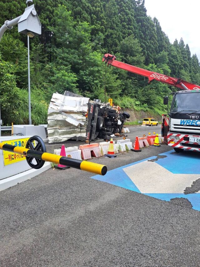 【事故】日本海東北道の料金所でトラック横転 現地画像まとめ